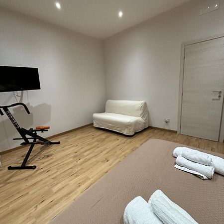 Le Rose Di Lu' Apartment คาตาเนีย ภายนอก รูปภาพ