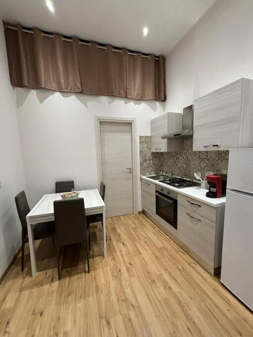 Le Rose Di Lu' Apartment คาตาเนีย ภายนอก รูปภาพ