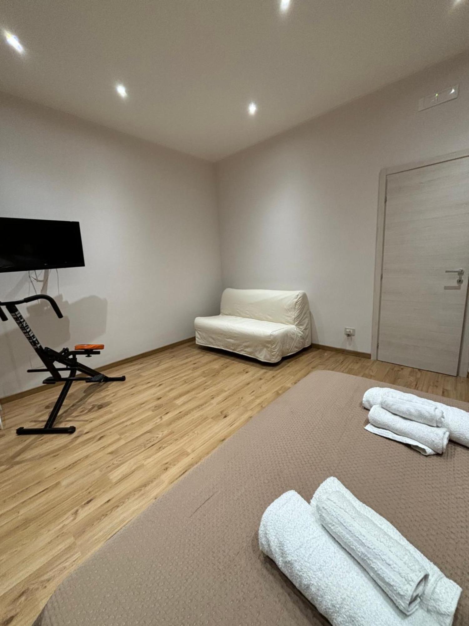 Le Rose Di Lu' Apartment คาตาเนีย ภายนอก รูปภาพ